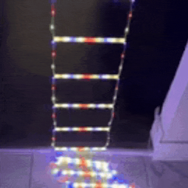 Escalera LED navideña en acción